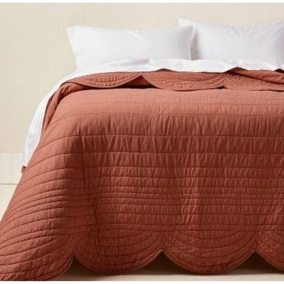 Twin/Twin XL Scalloped Edge Quilt – Light Terracotta – Brand New