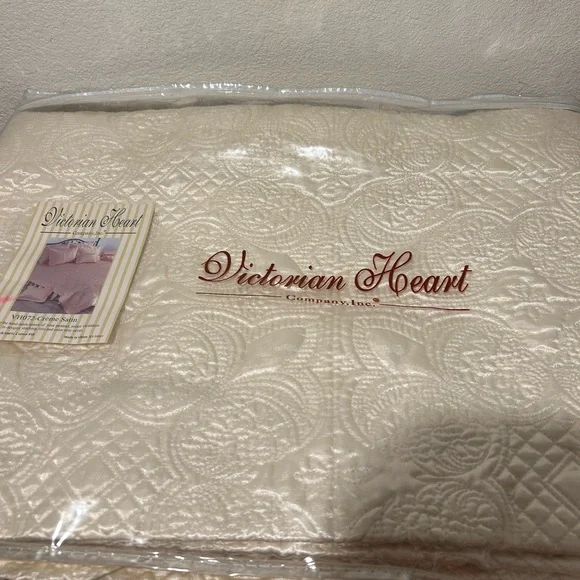 Cream Victorian Heart Twin Bedspread