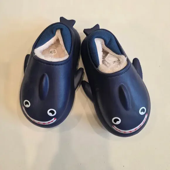 NEW Shark clogs w/sherpa and fur lining‎ in navy blue sz 150 US 8.5
