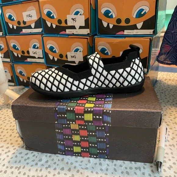 Berni Mev Stylish Black and White Cuddly K Kids Shoes size 13.5 girls NIB