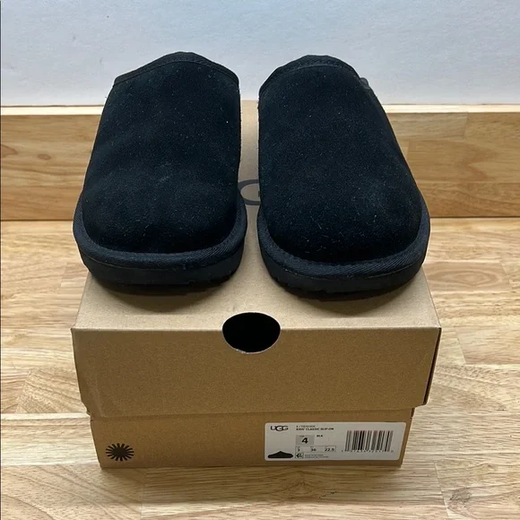 UGG 4 Youth Kids Classic Slip On Black‎ Suede Slippers