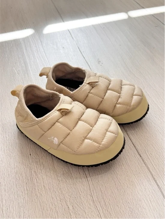 THE NORTH FACE Youth Gravel/White Dune THERMOBALL™ Traction Mules II Size 1