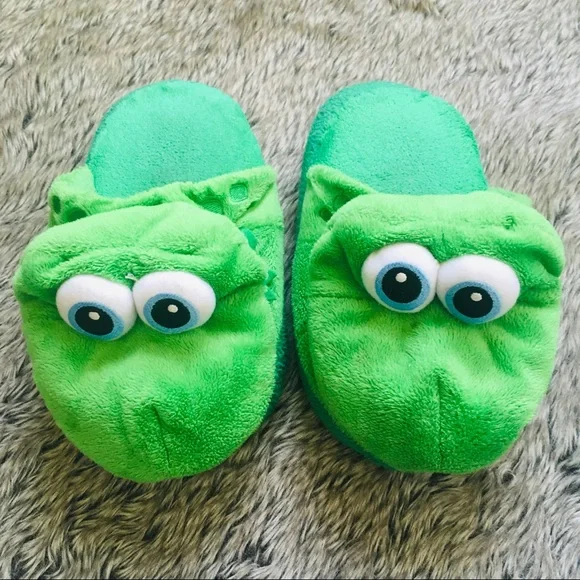 Kids  green stompy slippers size small