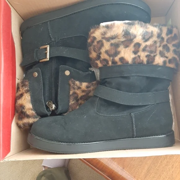 EUC G by GUESS ANKLE BOOTS. SUEDE UPPERS TRIMMED IN FAUX LEOPARD FUR.