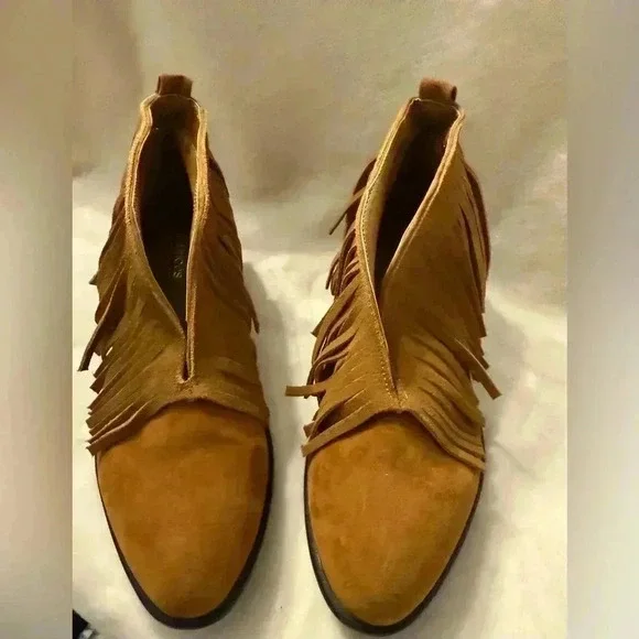 Maurice’s Gail slip on fringe ankle boots EUC Leather fringe. Women’s size 8