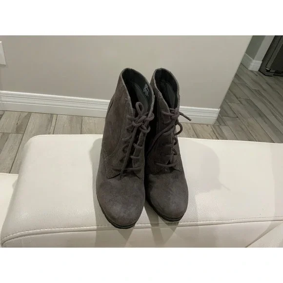 White‎ Mountain Women's Gray Suede Lace Up Wedge Ankle Boots Size 7.5