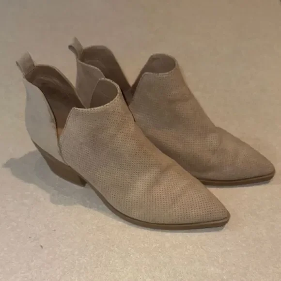 UNIVERSAL THREAD Tan Booties