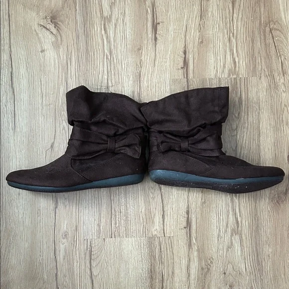 NWOT Women’s SO Size 8.5 Brown Faux Suede  Bow Accent Ankle Boots