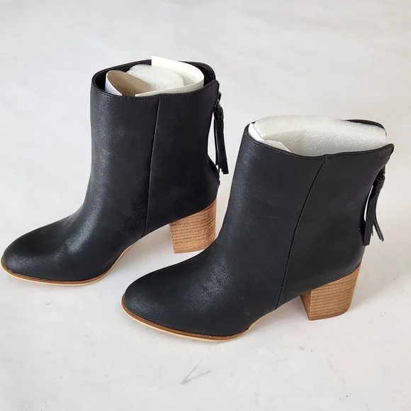 NWT || HEY GIRL by CORKYS || Boujee black vegan, block heel, back zipper, sz 8