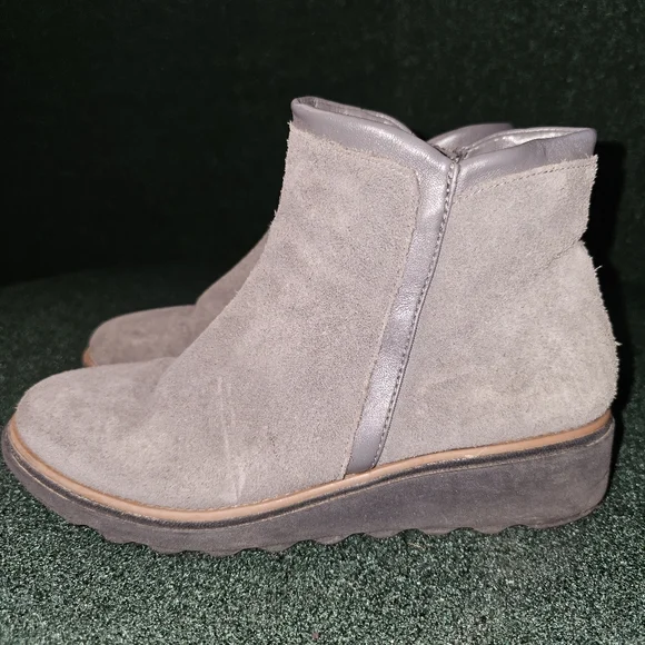 Clarks Gray/tan Suede Ankle Booties‎ 7.5