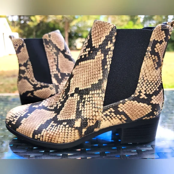 Qupid‎ Faux Snakeskin Booties - Size 6.5