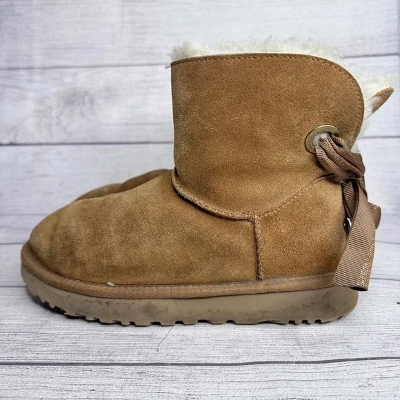 UGG‎ Gita Bow Chestnut Suede Ankle Boots Women 7 Sheepskin Lining 1100223