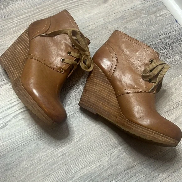 Women’s Lucky Brand Wedge Lace Up Ankle Booties size 8