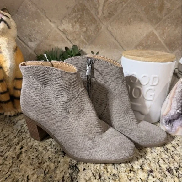 Lucky Brand Paisley Taupe Suede Booties Women's‎ Size 7.5 NWT