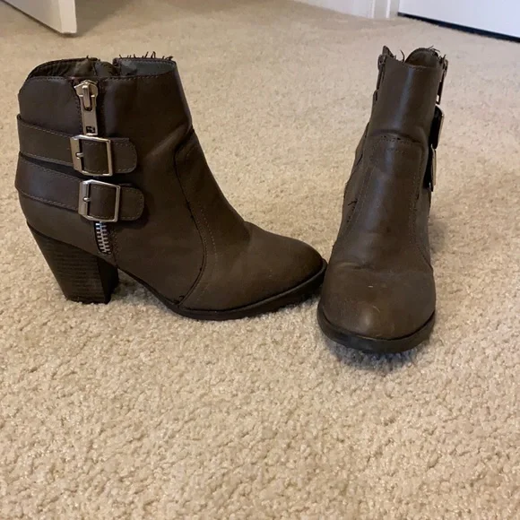 Heeled grey/brown ankle boots 💖