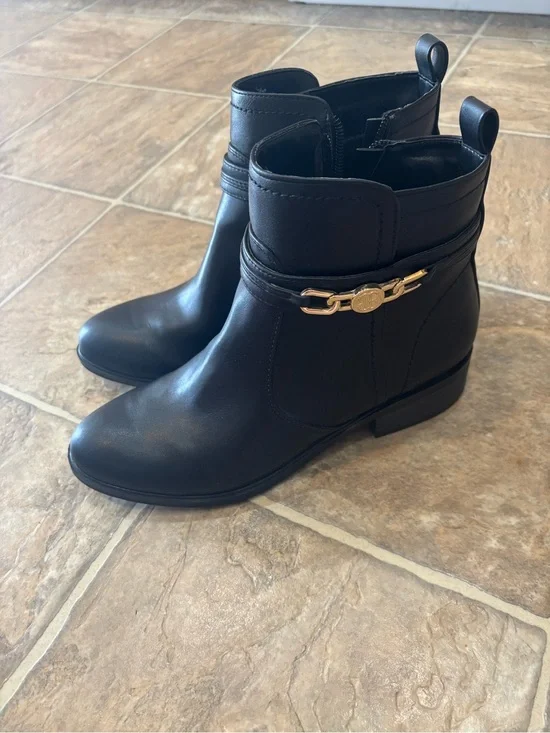 Bandolino Women’s Black Leather Ankle Boots with Gold Chain Accent Sz 7