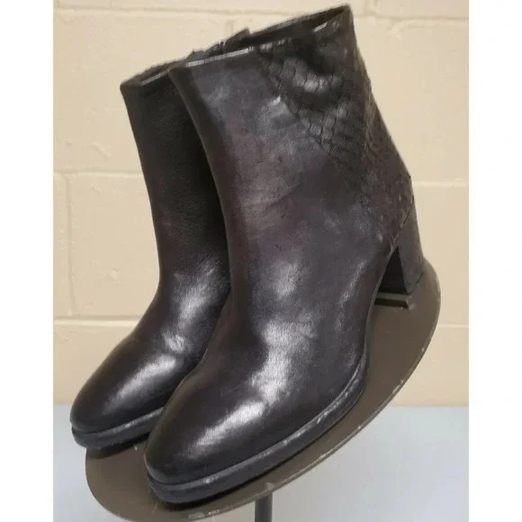 Gidigio Black Leather Reptile Design Bootie/Ankle
