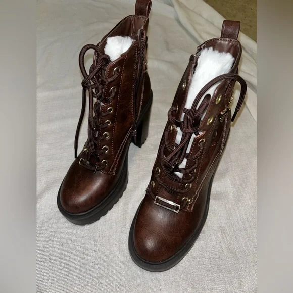 NWOT WOMANS GUESS BOOTIES