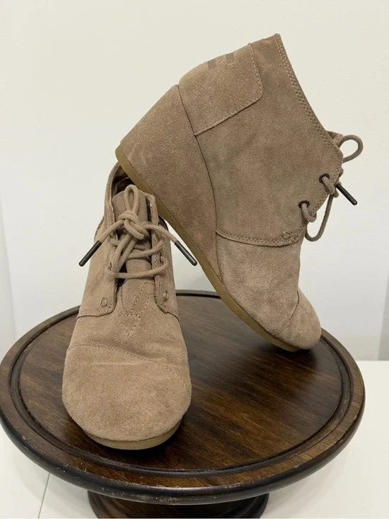 TOMS Desert Wedge Suede Chukkas Booties Khaki Tan 8
