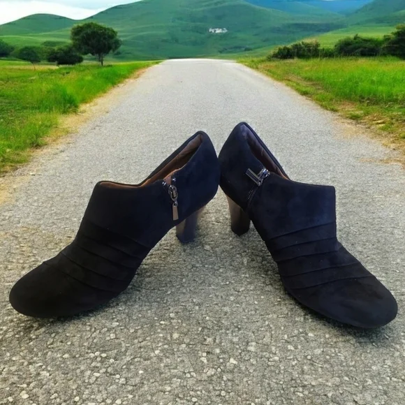 Clarks Artisan Booties 10M Womens Black Suede Heeled Zippered Comfort Shoes