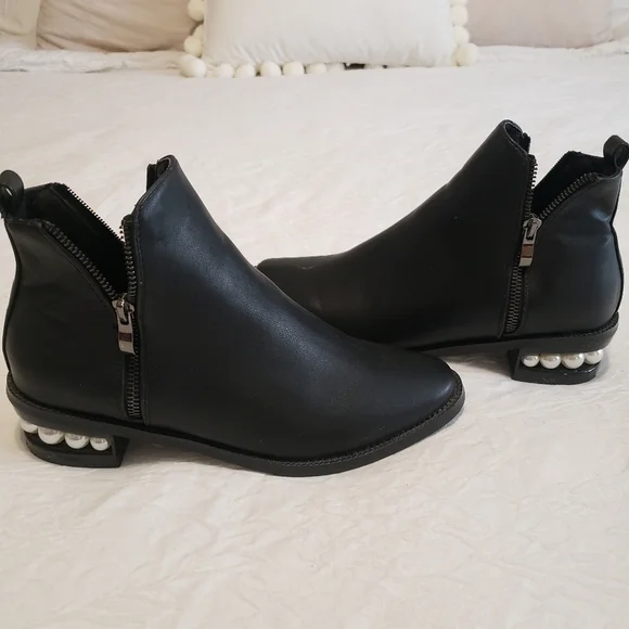 BLACK BOOTIES SIZE 71/2