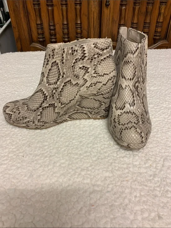 Sugar Juliette wedge Snakeskin Booties NEW Size 7 1/2 zipper heels easy on & off