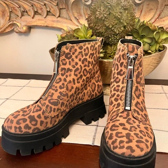 Gianni Bini Leopard Print Lug Soles Size 8 Zip Up Platform Chunky Heavy