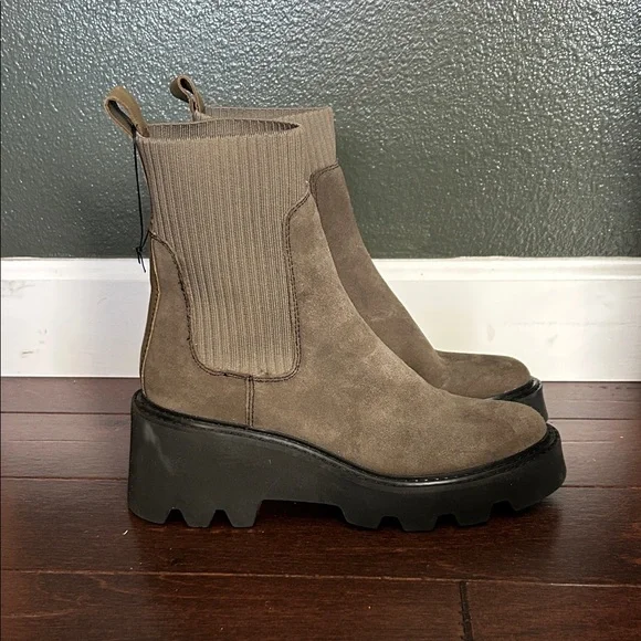 Never worn Dolce Vita Women's Hoven H2o Fashion Boot 8.5