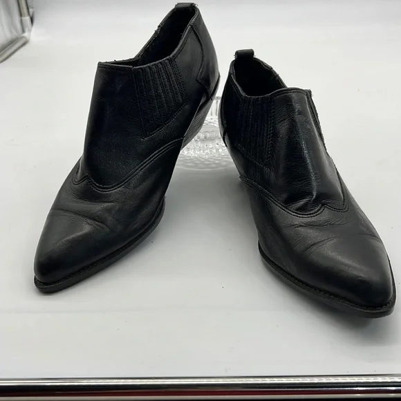 Vintage Zodiac Black Leather Ankle Bootie size 8