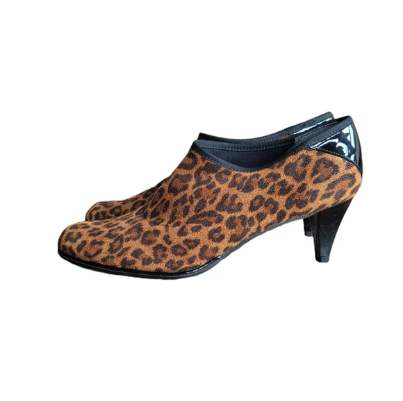 STUART WEITZMAN Leopard Print Bootie Size 8.5M