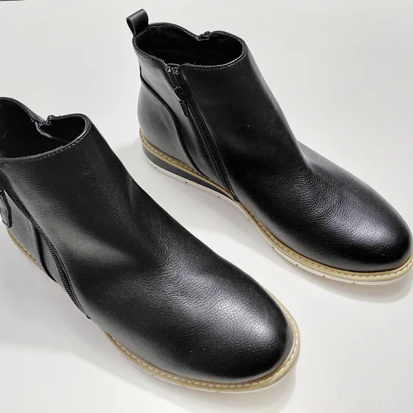 ME TOO Women's Black Sporty Wedge  Ankle Boots with Side Zipper - 8M