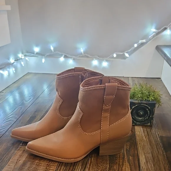 Universal Thread‎ Women's Tan Cowbow, Western Style Ankle Boots