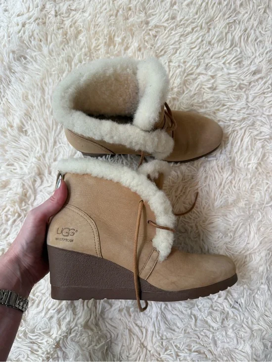 UGG Jeovana Waterproof Wedge Ankle Boots Chestnut Shearling Size 8
