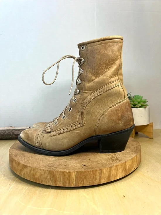 vintage Capezio kiltie cap-toe boots in a stone or tan leather color. Size 6.5