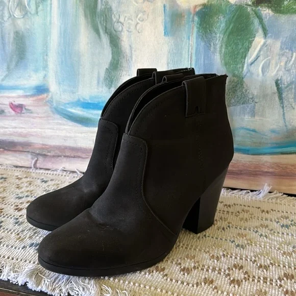 Soda Black V-Front Faux Suede Ankle Boots Women's Size 10