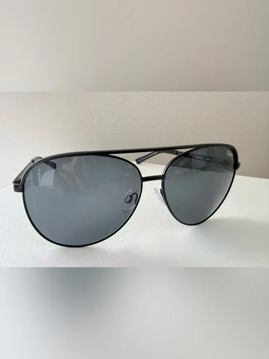 Quay Australia | Vivienne Large Aviator Sunglasses Black | With Case