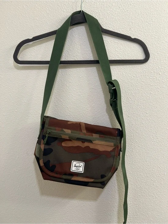 Herschel • mini camo messenger bag