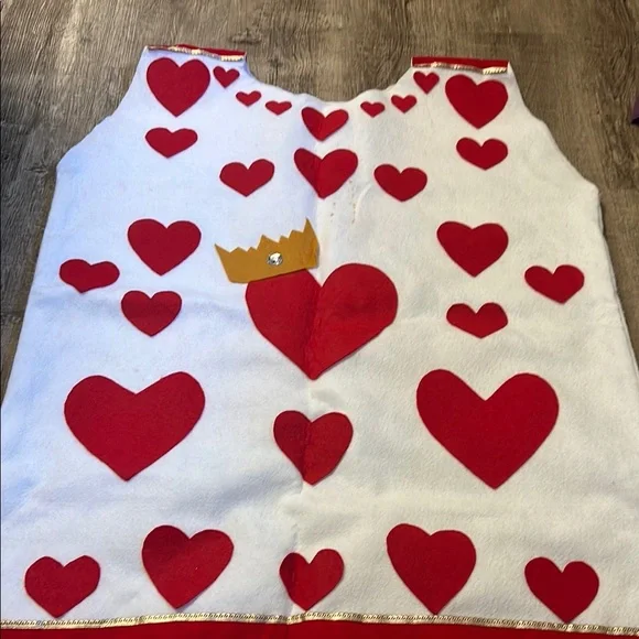 Heart Patterned White and Red Vest Alice in wonderland card