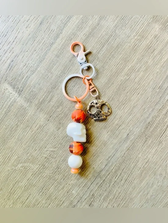 NEW📚Homemade Crafted Beaded Skull Keychain (Glow-in-the-Dark)