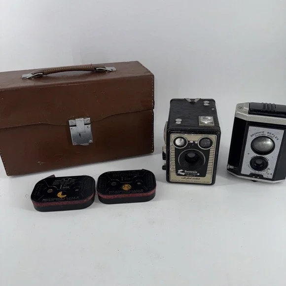 Antique Cameras Lot Of 2 Brownie Reflex Synchro & Six-20 w/Film & Carrying‎ Case