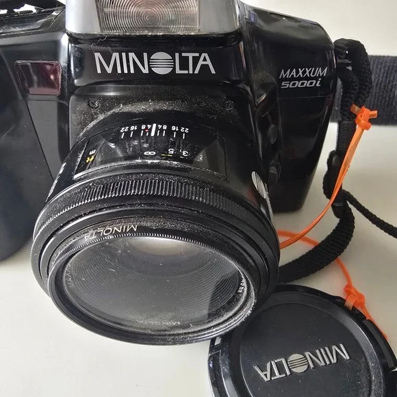 Minolta Maxxum 5000i 35mm SLR Film Camera with AF 50mm Lens and Strap Black