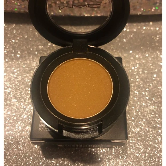 BNIB! MAC Satin Eyeshadow single in Natural Wilderness 👁