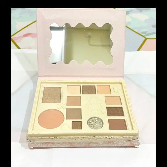 K'Apeine Capel Angel Mysterious embossed eyeshadow palette