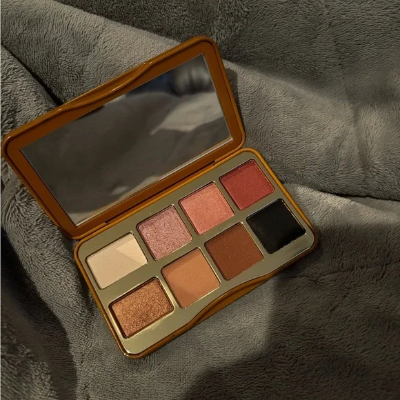 Too faced kitty likes to scratch Eyeshadow Palette with Mirror - Multi-Color