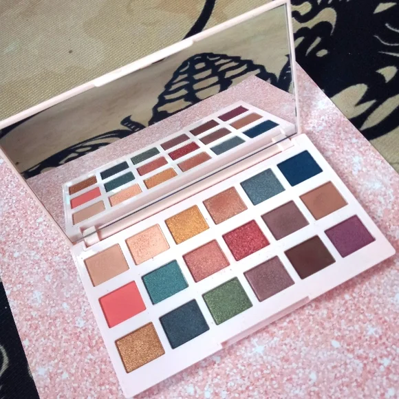Ciate' London 18 gorgeous shade XL eyeshadow palette!