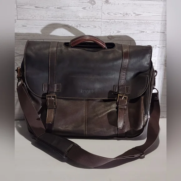 Kenneth Cole Reaction brown Colombian leather flapover messenger bag.