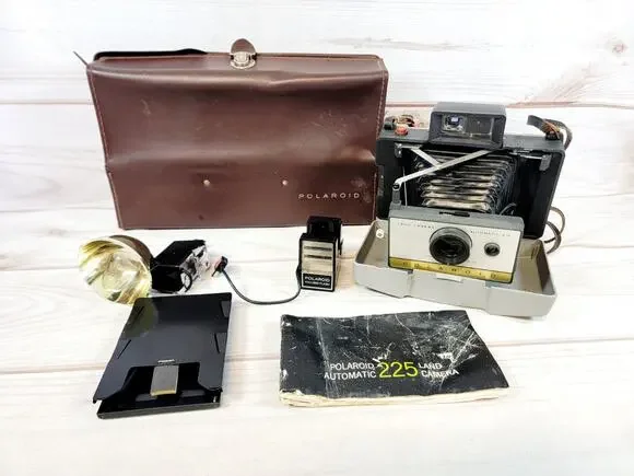 Vintage Polaroid Automatic Land Camera 215 W/Case, Manual and Flash Untested
