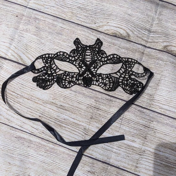 New black lace self tie masquerade mask