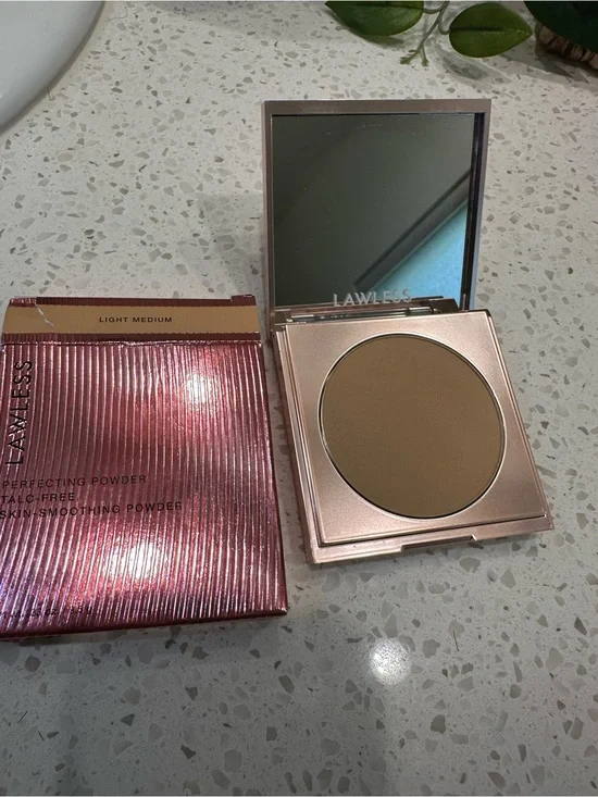 LAWLESS Perfecting Powder - Light Medium - Talc Free