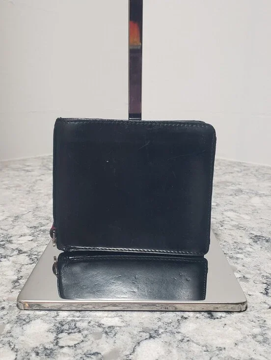 Gucci Vintage Men's Black Leather Bi-Fold Wallet with Coin Pocket